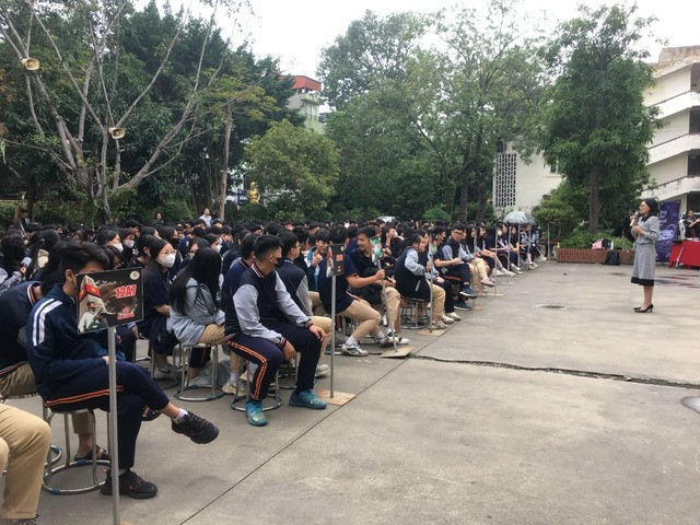 BS trao đổi với học sinh về sức khỏe sinh sản BS trao đổi với học sinh về sức khỏe sinh sản