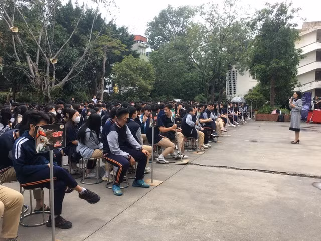 BS trao đổi với học sinh về sức khỏe sinh sản