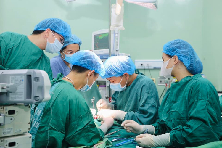Ca phẫu thuật thoát vị cho trẻ ngay sau khi sinh -Ảnh BVCC