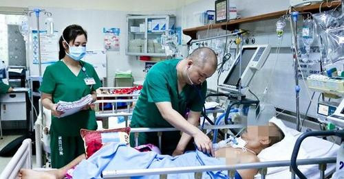 TS. BS Nguyễn Anh Tuấn, Trưởng Khoa Nội – Hồi sức thần kinh, Bệnh viện Hữu nghị Việt Đức đang thăm khám cho bệnh nhân