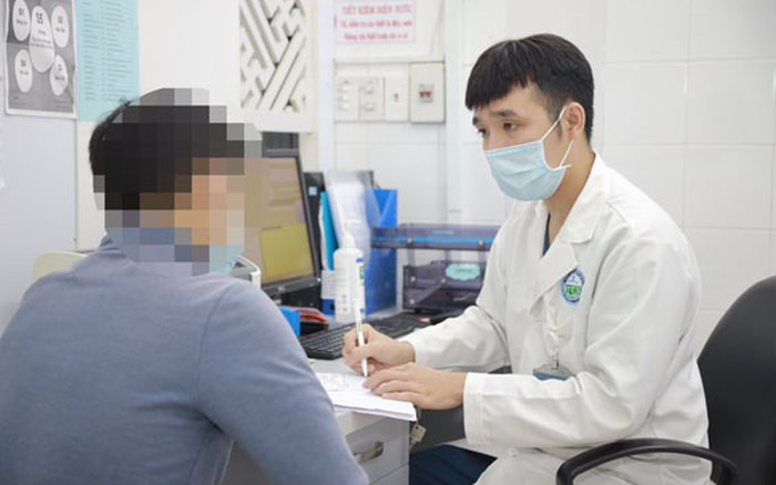 Thăm khám cho bệnh nhân tại bệnh viện Da liễu TƯ