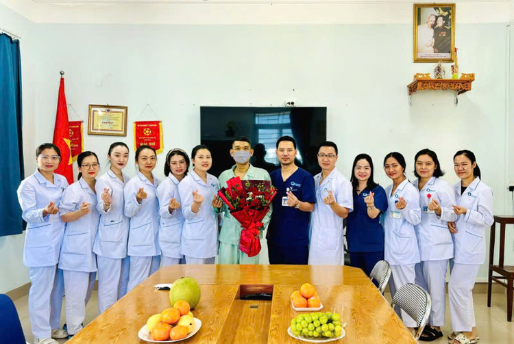 Bệnh nhân hồi phục sức khỏe và gửi lời cảm ơn đến các bác sĩ, nhân viên y tế Khoa Bệnh Nhiệt đới - Ảnh BVCC