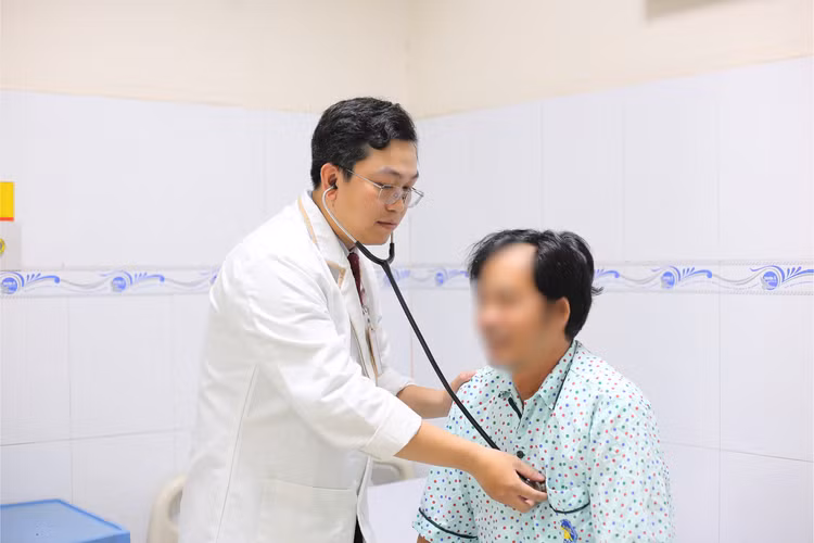 Thăm khám cho bệnh nhân mắc bệnh tim mạch - Ảnh minh họa