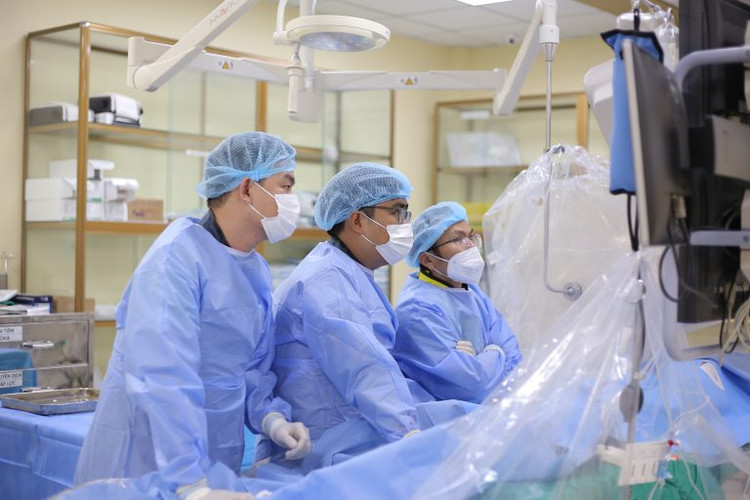 Ekip can thiệp mạch - Ảnh BVCC