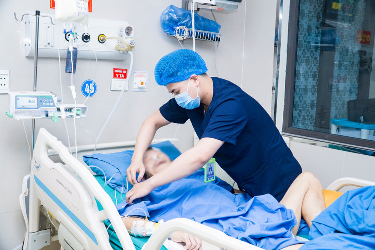 Sau 3 ngày can thiệp bệnh nhân đã được rút ống nội khí quản, tự thở, tỉnh táo hơn - Ảnh BVCC