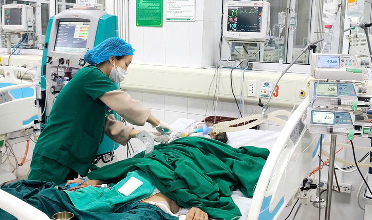 Bệnh nhân hôn mê do ngộ độc rượu tại bệnh viện nhiệt đới Trung ương - Ảnh BVCC