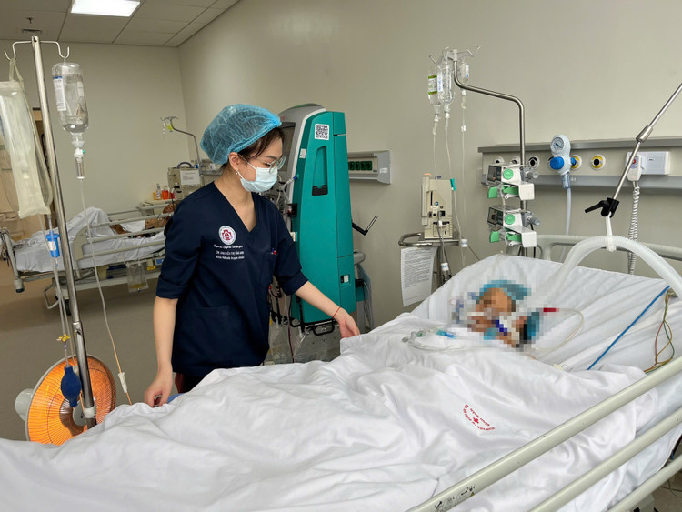 Bệnh nhân nhiễm cúm suy hô hấp điều trị tại bệnh viện TƯQĐ 108 - Ảnh BVCC