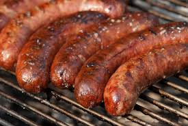 Các loại thịt đã qua chế biến như xúc xích, giăm bông, thịt nguội, thịt bò khô, thịt xông khói dễ gây viêm cho cơ thể - Ảnh minh họa