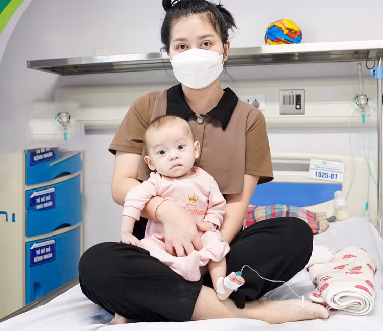 Mẹ con bé P.S tại Bệnh viện Nhi TƯ.