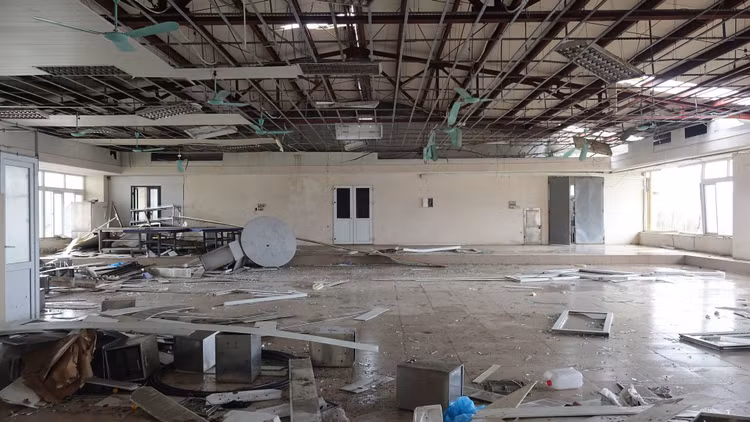 Bão gây thiệt hại cho bệnh viện Bãi cháy - Ảnh BVCC