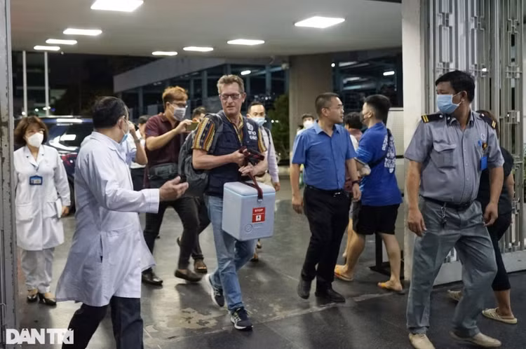 6 lọ thuốc hiếm WHO viện trợ khẩn cấp đã về đến TPHCM để cứu bệnh nhân ngộ độc botulinum - Ảnh: Hoàng Lê/Dân trí