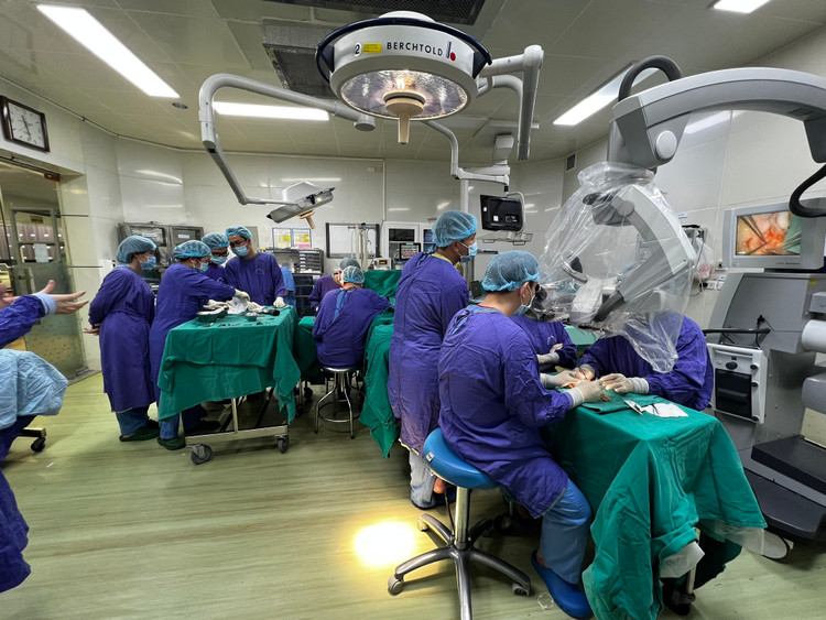 Các bác sĩ trắng đêm để nối cánh tay đứt rời cho trẻ 21 tháng