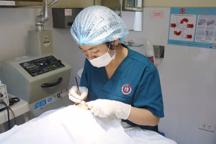Phẫu thuật tẩy nốt ruồi cho bệnh nhi - Ảnh BVCC