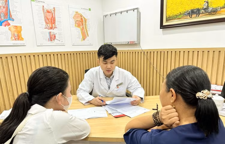 Bác sĩ Nguyễn Xuân Tuấn tư vấn cho bệnh nhân - ảnh BSCC