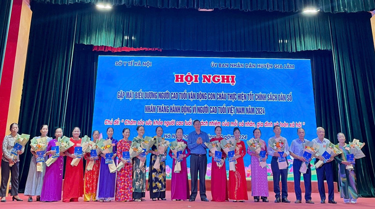 Hà Nội biểu dương người cao tuổi vận động con cháu thực hiện tốt chính sách dân số, con cháu hiếu thuận
