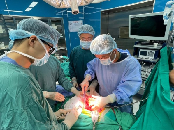 Ekip các bác sĩ tham gia phẫu thuật cho bệnh nhân - Ảnh BVCC