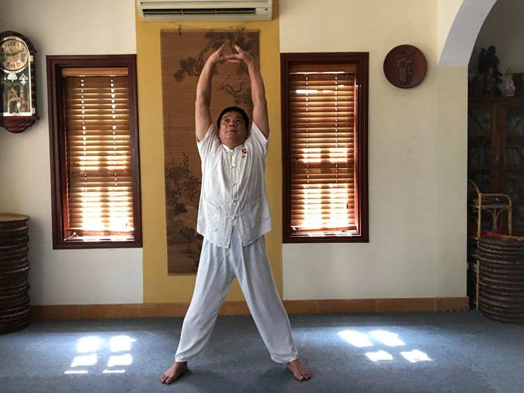 Ông Nguyễn Ngọc Dũng, Chủ tịch sáng lập học viện Tâm khí Việt hướng dẫn bài tập