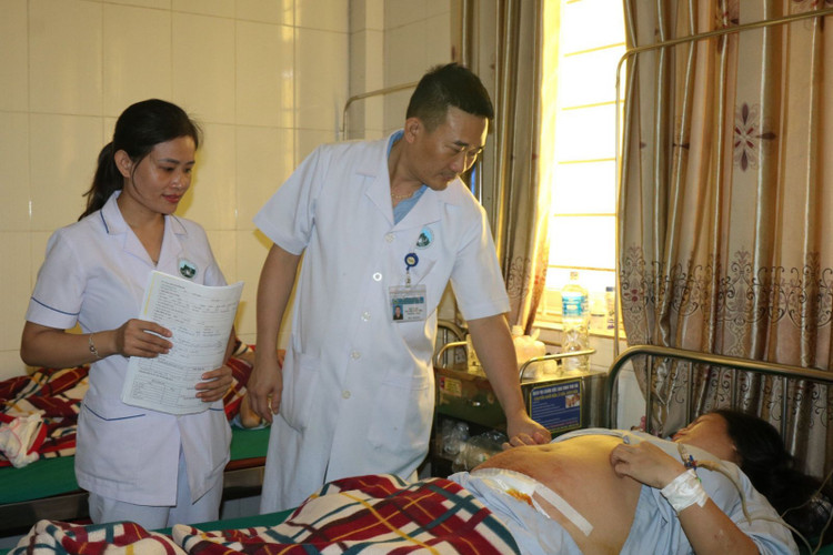 Bác sĩ Nguyễn Viết Thọ , Trưởng Khoa Sản – BVĐK tỉnh Hà Tĩnh thăm khám cho sản phụ Trần Thị Ánh Dương sau mổ đẻ.