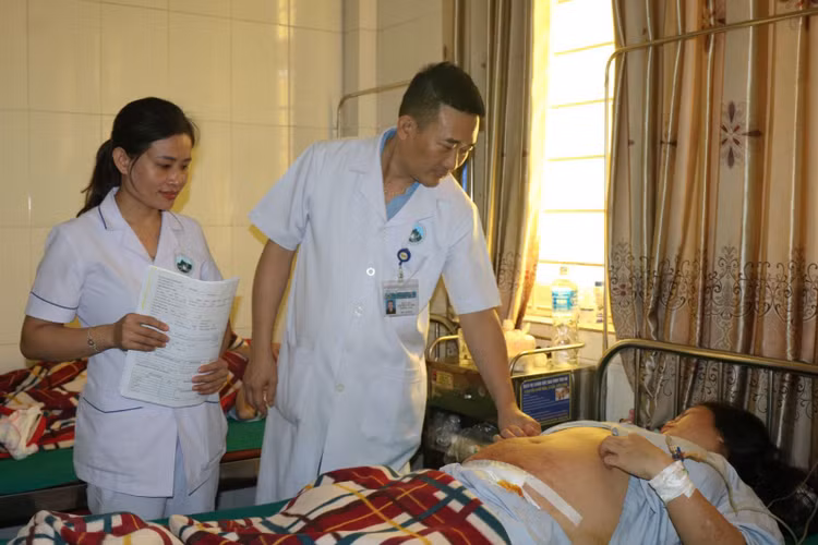 Bác sĩ Nguyễn Viết Thọ , Trưởng Khoa Sản – BVĐK tỉnh Hà Tĩnh thăm khám cho sản phụ Trần Thị Ánh Dương sau mổ đẻ.