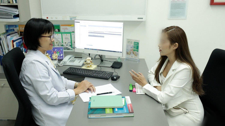 BS Nguyễn Nam Bình đang tư vấn cho bệnh nhân.