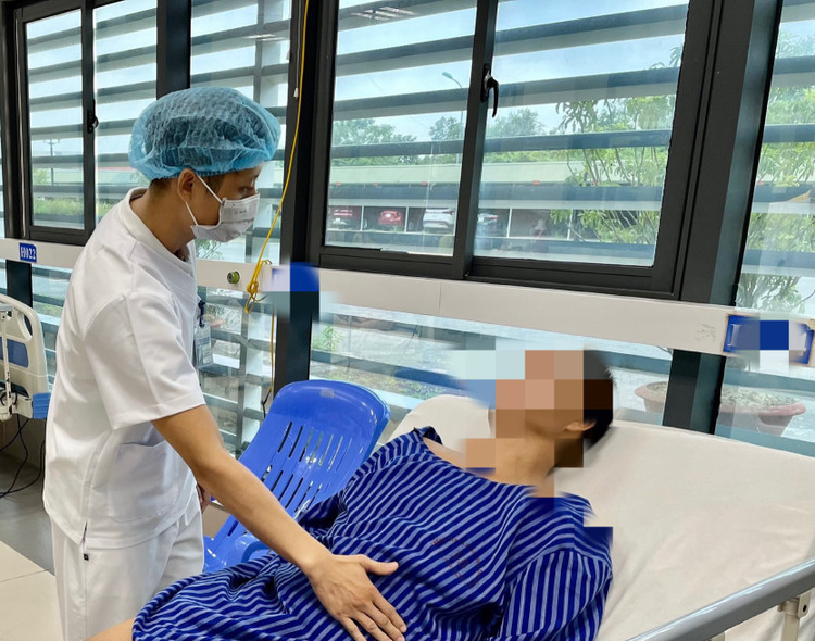 Mua nấm đỏ ngoài chợ về ăn, bệnh nhân 37 tuổi bị ngộ độc, suy thận cấp