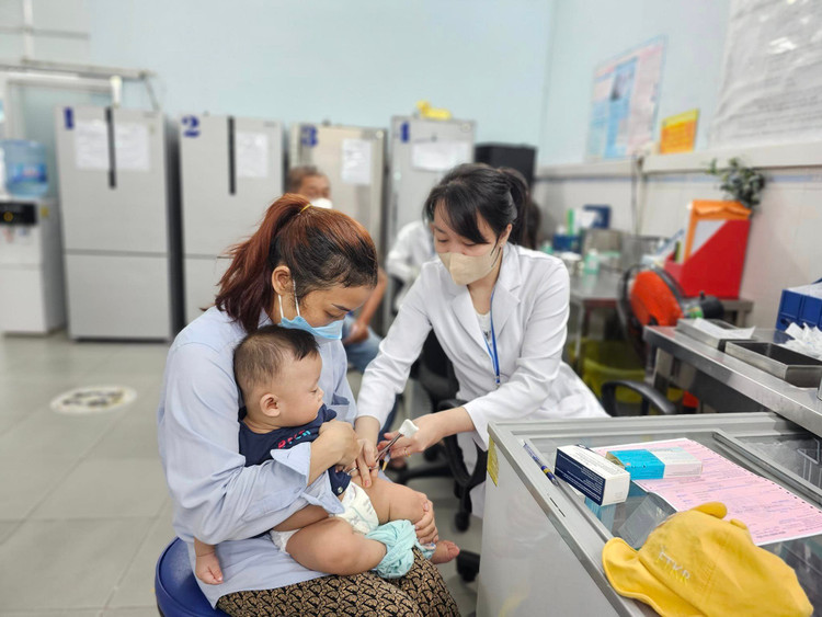 Sắp có vắc xin phòng bệnh tay chân miệng, không để TPHCM thiếu thuốc điều trị ảnh 1 Sắp có vắc xin phòng bệnh tay chân miệng, không để TPHCM thiếu thuốc điều trị ảnh 1