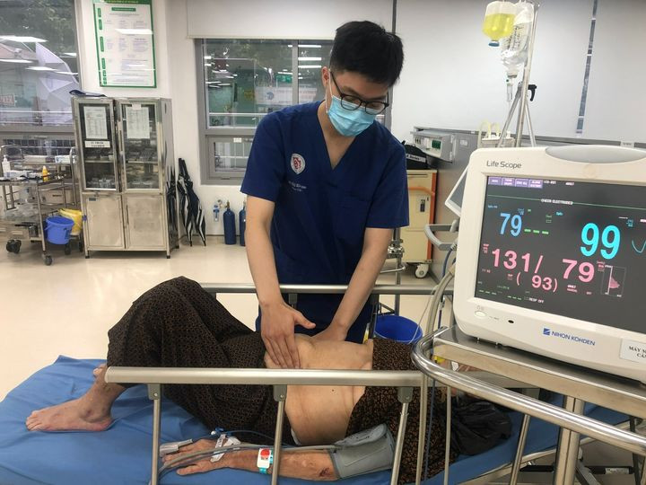 Thủng tá tràng vì uống thuốc cả vỏ ảnh 1