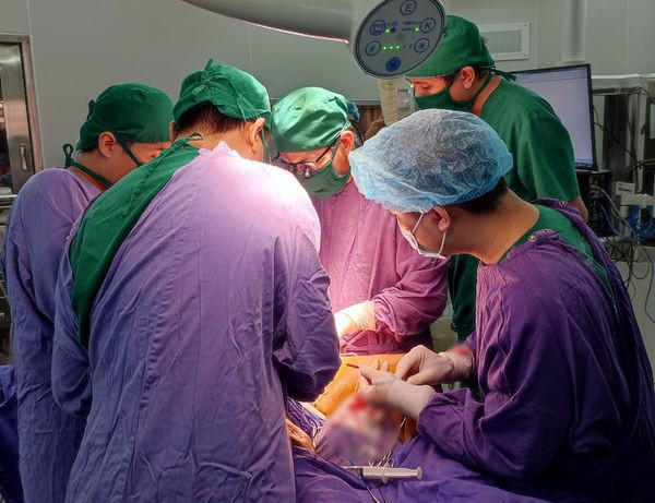 Kíp bác sĩ khoa Ngoại phẫu thuật lấy huyết khối động mạch đùi trái cho bệnh nhân 88 tuổi.