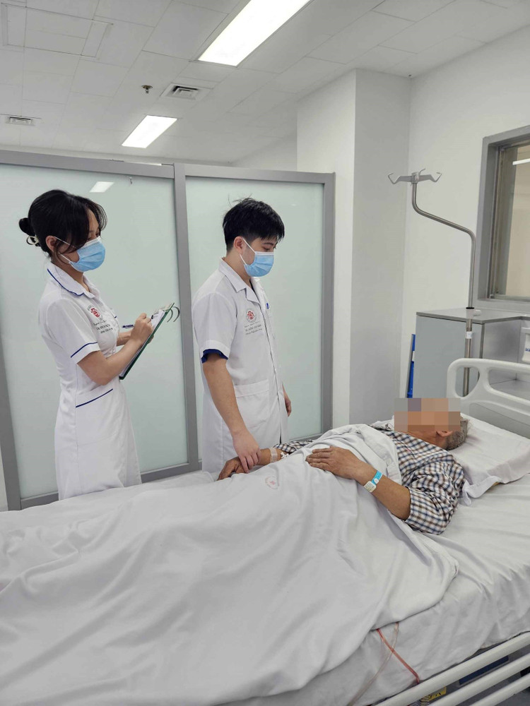 Bác sĩ thăm, khám cho bệnh nhân trước khi ra viện