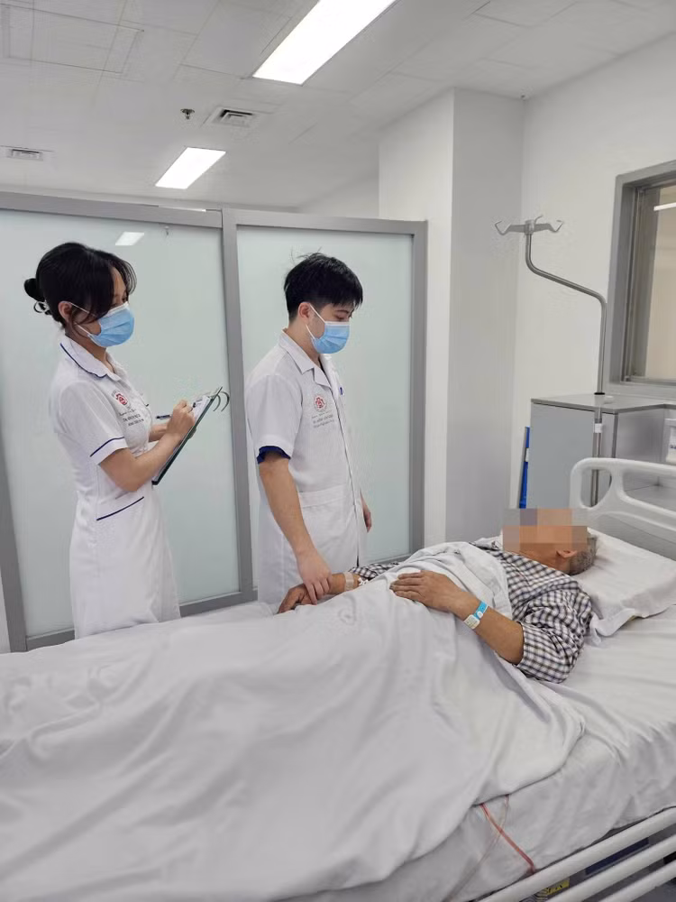 Bác sĩ thăm, khám cho bệnh nhân trước khi ra viện