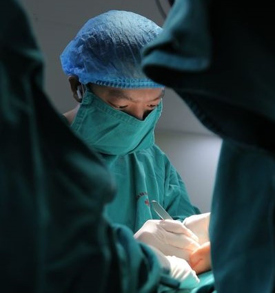 Phẫu thuật lần 1 bàn tay bị hoại tử do trị bỏng đắp thuốc nam