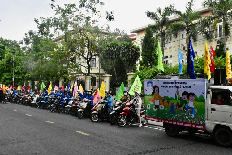 Xe lưu động tuyên truyền về công tác dân số- kế hoạch hoá gia đình.