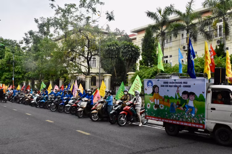 Xe lưu động tuyên truyền về công tác dân số- kế hoạch hoá gia đình.