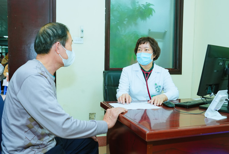 Bác sĩ mách những lưu ý giúp bệnh nhân tim mạch “vượt sóng” cúm mùa - Ảnh BVCC