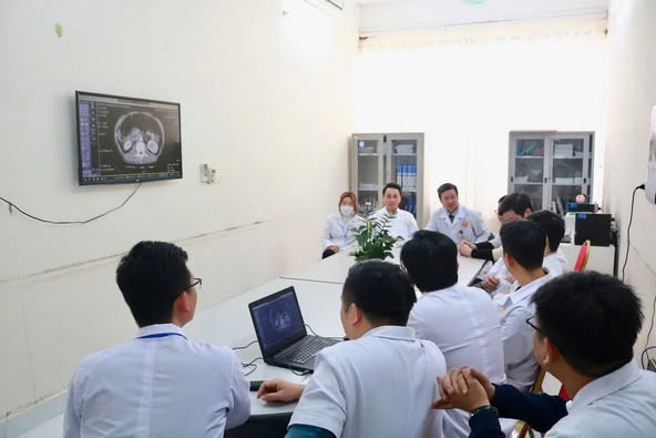 Các bác sĩ Trung tâm Y tế thị xã Quảng Yên và Bệnh viện Việt Nam – Thụy Điển Uông Bí hội chẩn hội chẩn đưa ra phương án tối ưu nhất cho bệnh nhân L. - Ảnh BVCC