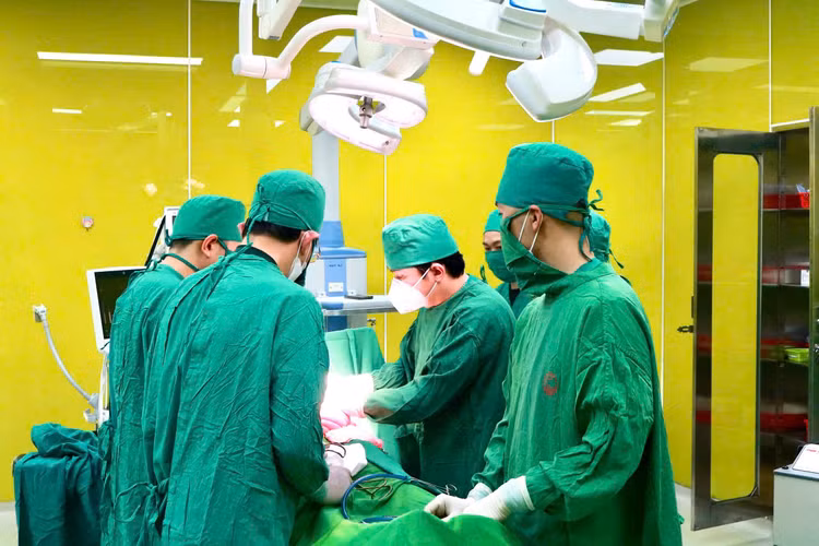 BS Hoàng Dũng trưởng khoa Ngoại, cùng TS.BS Vũ Đức Thụ, Trưởng khoa Ngoại tiêu hóa và tổng hợp trực tiếp phẫu thuật - Ảnh BVCC