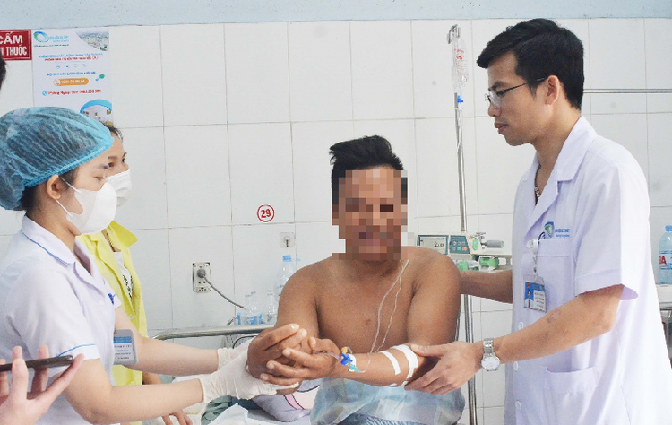 Nhờ được phẫu thuật thành công, người bệnh thoát khỏi nguy cơ bị cắt cụt cánh tay sau tai nạn lao động - Ảnh: BVCC