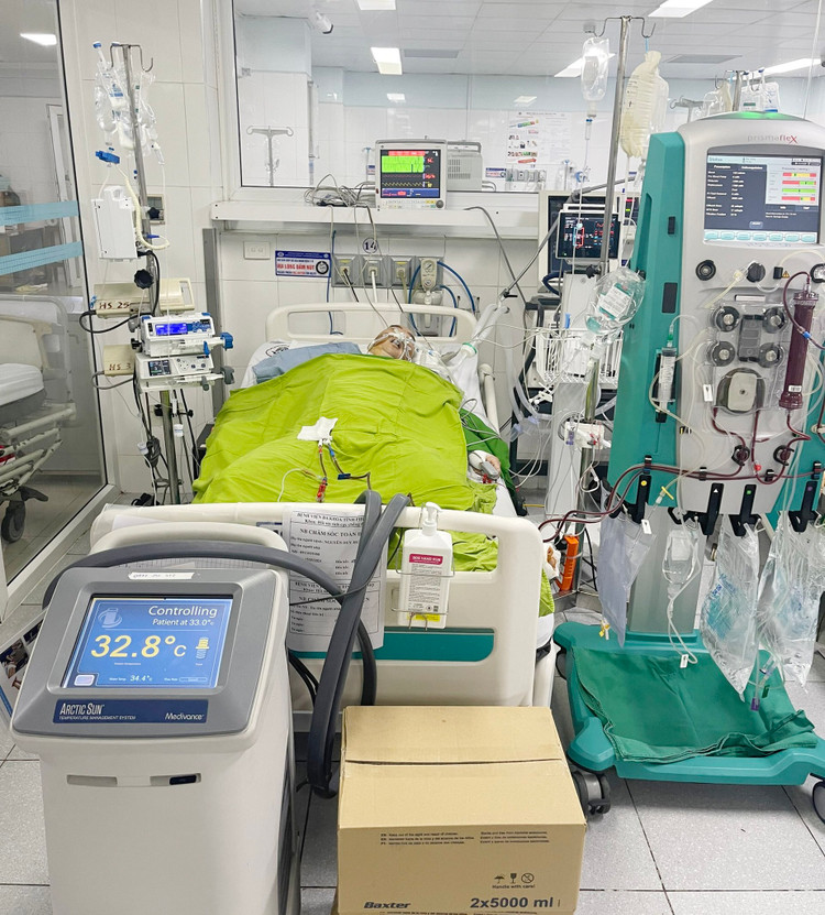 Người bệnh được áp dụng những phương pháp hồi sức chuyên sâu: hạ thân nhiệt chỉ huy, lọc máu,...