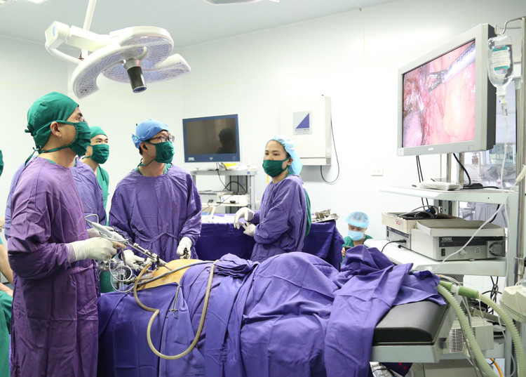 Kíp bác sĩ khoa Ngoại thực hiện phẫu thuật nội soi cắt đại tràng phải chứa u kèm nạo vét hạch.