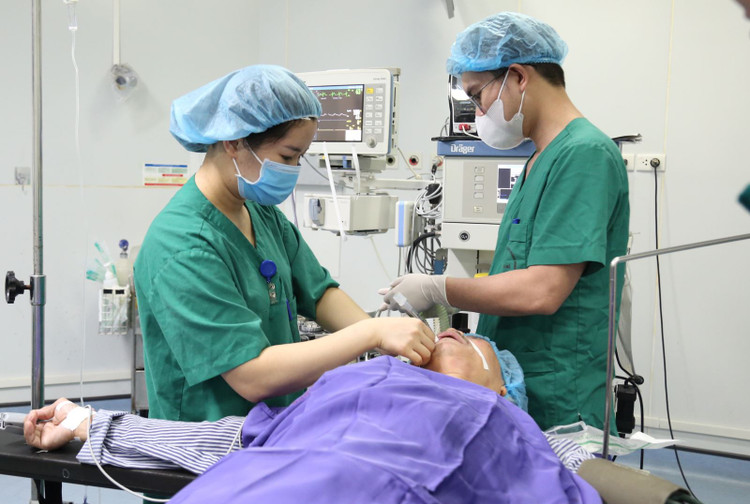 Kíp bác sĩ khoa Gây mê hồi sức thực hiện gây mê cho người bệnh.