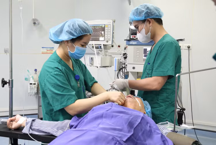 Kíp bác sĩ khoa Gây mê hồi sức thực hiện gây mê cho người bệnh.