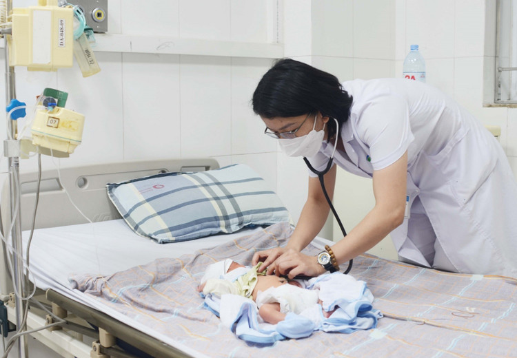 BSCKI. Nguyễn Thị Sơn, Phó Trưởng Khoa Nhi, Bệnh viện Bãi Cháy thăm khám cho bệnh nhi BSCKI. Nguyễn Thị Sơn, Phó Trưởng Khoa Nhi, Bệnh viện Bãi Cháy thăm khám cho bệnh nhi