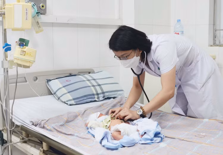 BSCKI. Nguyễn Thị Sơn, Phó Trưởng Khoa Nhi, Bệnh viện Bãi Cháy thăm khám cho bệnh nhi