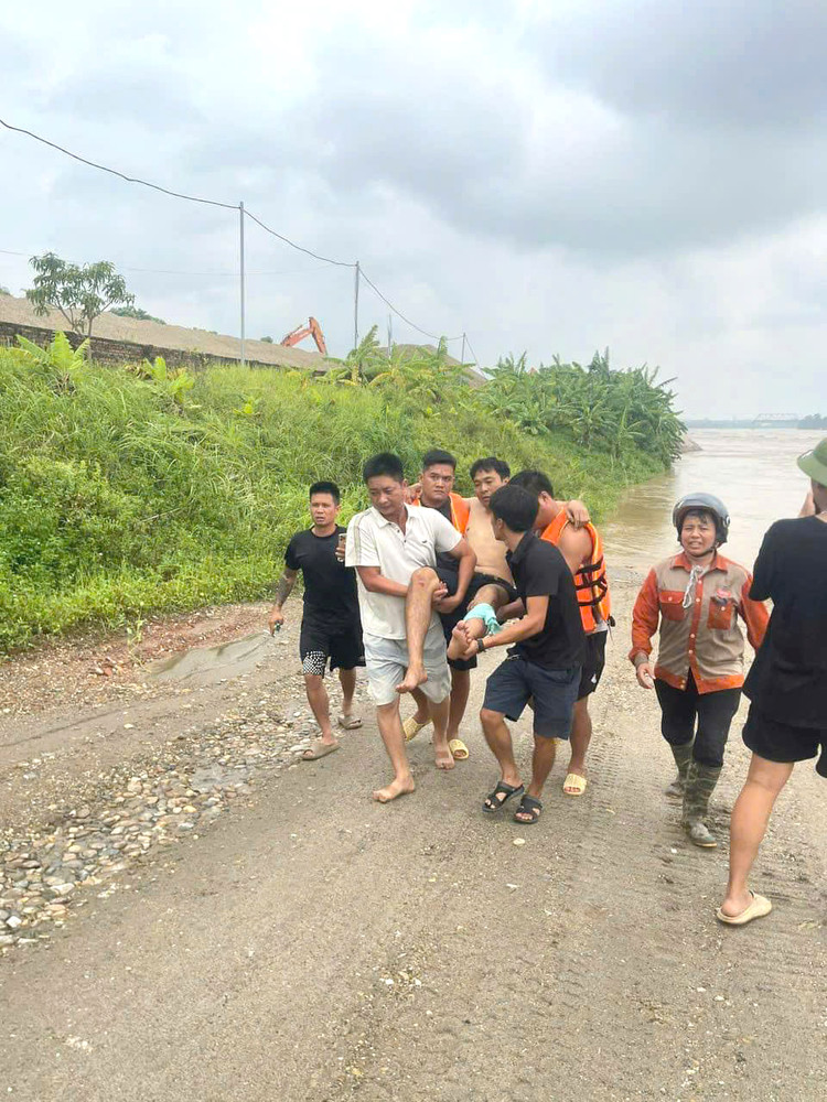 Nạn nhân trong vụ sập cầu được nhân dân vớt lên - Ảnh BVCC