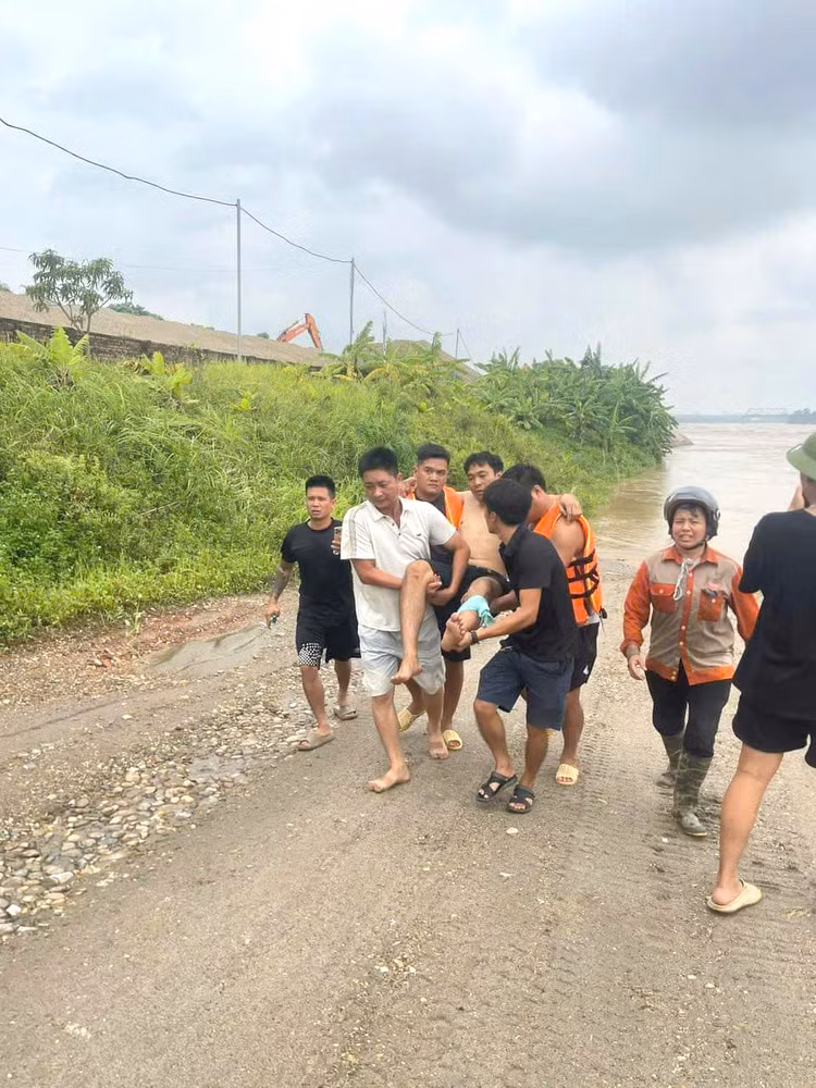 Nạn nhân trong vụ sập cầu được nhân dân vớt lên - Ảnh BVCC