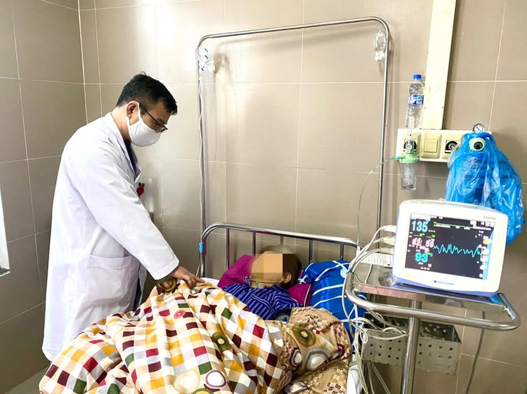 Bác sĩ thăm khám cho bệnh nhân sau phẫu thuật - Ảnh BVCC