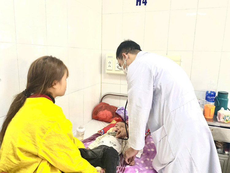 Thăm khám cho trẻ tại bệnh viện Nhi Thanh Hóa - Ảnh BVCC