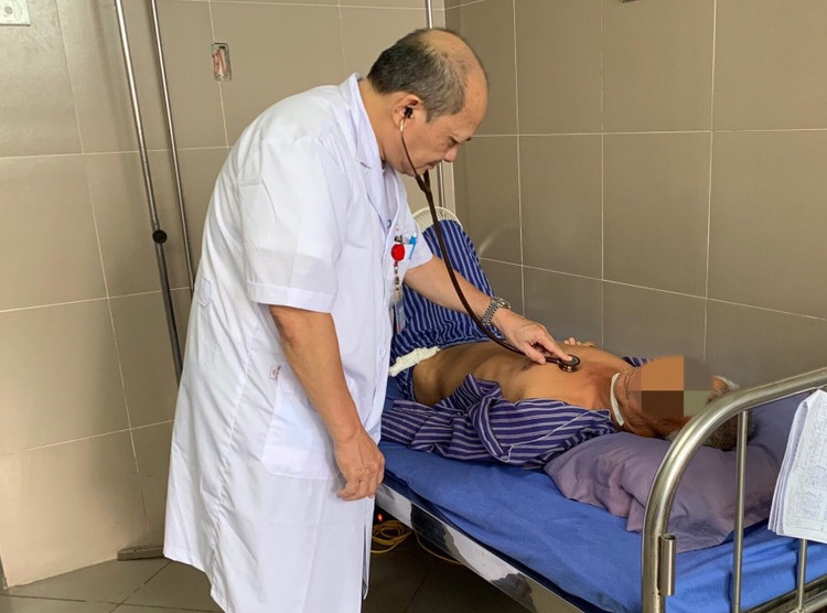 Bác sĩ bệnh viện Đa khoa Lạng Sơn thăm khám cho bệnh nhân