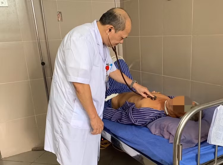 Bác sĩ bệnh viện Đa khoa Lạng Sơn thăm khám cho bệnh nhân