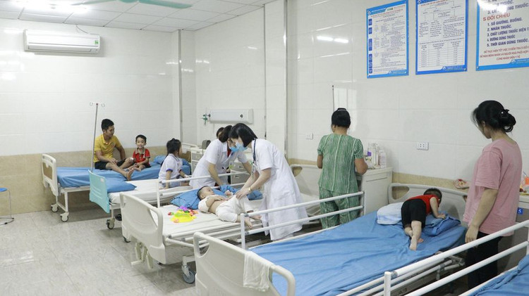 Bệnh nhi bị bệnh tay chân miệng tại Bệnh viện Đa khoa Hùng Vương